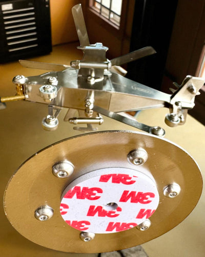 Kovový model helikoptéry „SkyRider” – Nastavitelný stolní stojan s personalizovaným gravírováním jako dárek