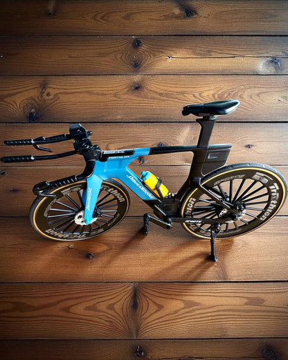 Miniaturní model triatlonového kola „SpeedStorm 1.2” personalizace gravírováním jako dárek