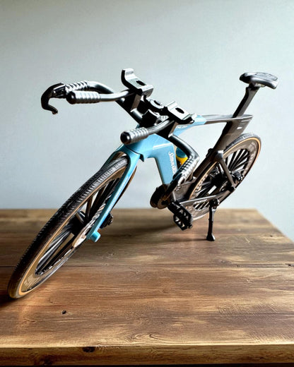 Miniaturní model triatlonového kola „SpeedStorm 1.2” personalizace gravírováním jako dárek