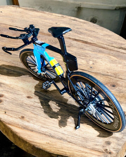 Miniaturní model triatlonového kola „SpeedStorm 1.2” personalizace gravírováním jako dárek