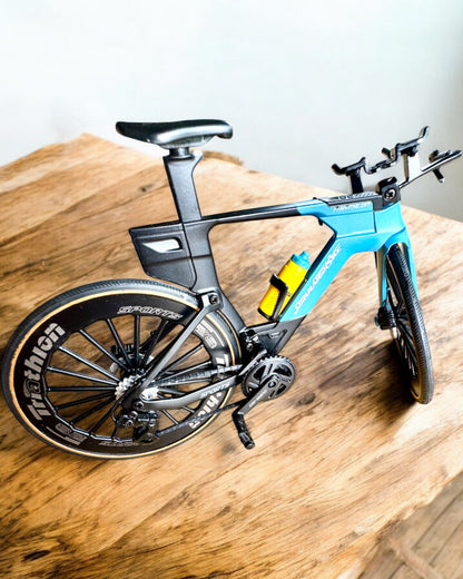 Miniaturní model triatlonového kola „SpeedStorm 1.2” personalizace gravírováním jako dárek