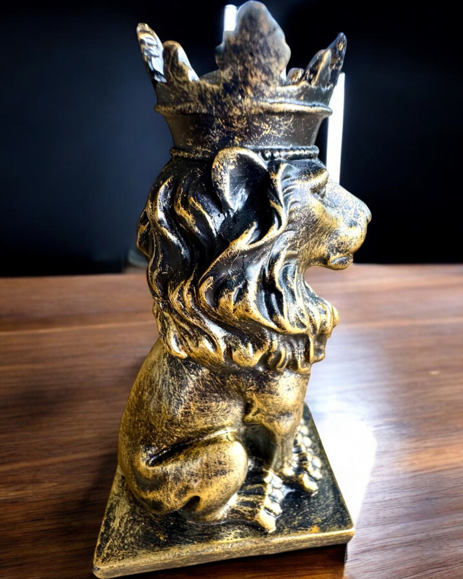 Lví král – Kompaktní 14.5 cm dekorativní figurka s možností gravírování jako dárek