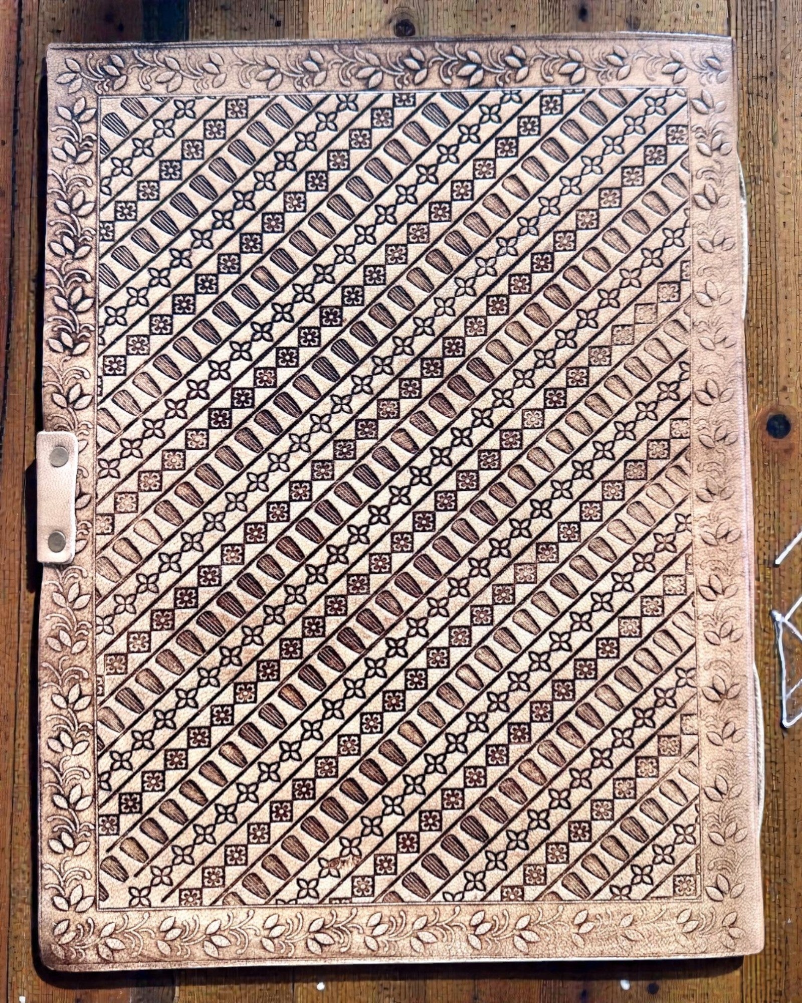 Kožená kniha vzpomínek Dědictví – personalizovaný zápisník 25 × 33 cm