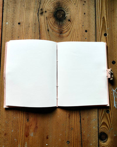 Kožená kniha vzpomínek Dědictví – personalizovaný zápisník 25 × 33 cm