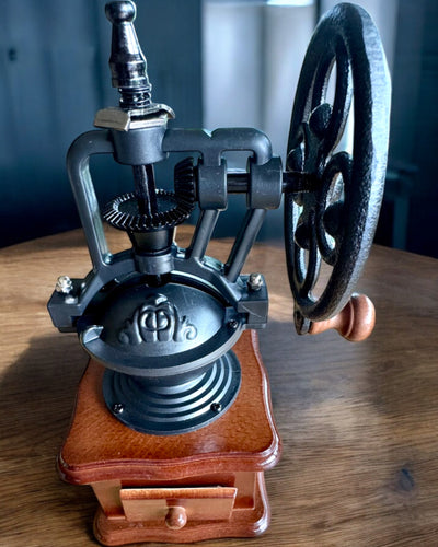 Retro mlýnek na kávu „Vintage Café” 27 cm výšky, s možností personalizace gravírováním jako dárek