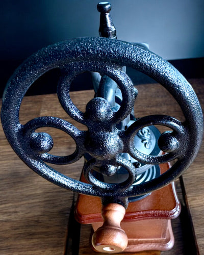 Retro mlýnek na kávu „Vintage Café” 27 cm výšky, s možností personalizace gravírováním jako dárek