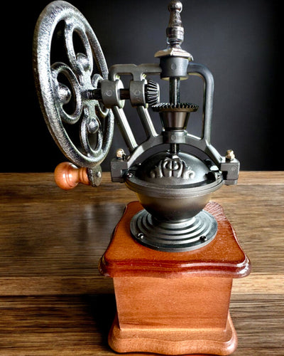 Retro mlýnek na kávu „Vintage Café” 27 cm výšky, s možností personalizace gravírováním jako dárek