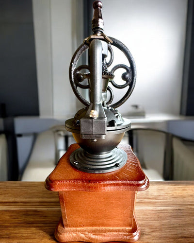 Retro mlýnek na kávu „Vintage Café” 27 cm výšky, s možností personalizace gravírováním jako dárek