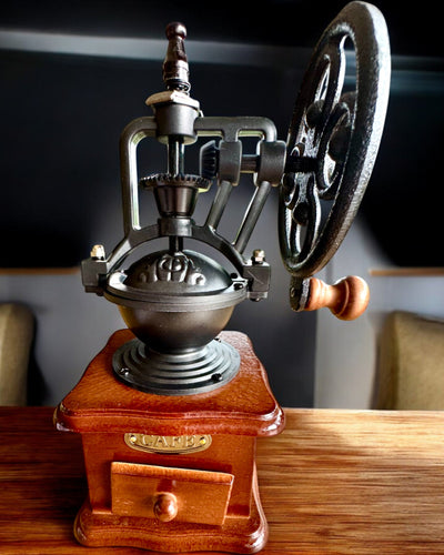 Retro mlýnek na kávu „Vintage Café” 27 cm výšky, s možností personalizace gravírováním jako dárek