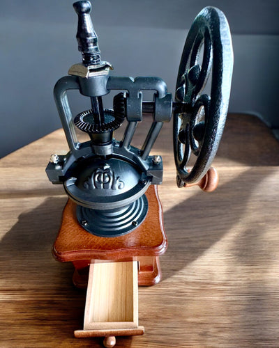 Retro mlýnek na kávu „Vintage Café” 27 cm výšky, s možností personalizace gravírováním jako dárek