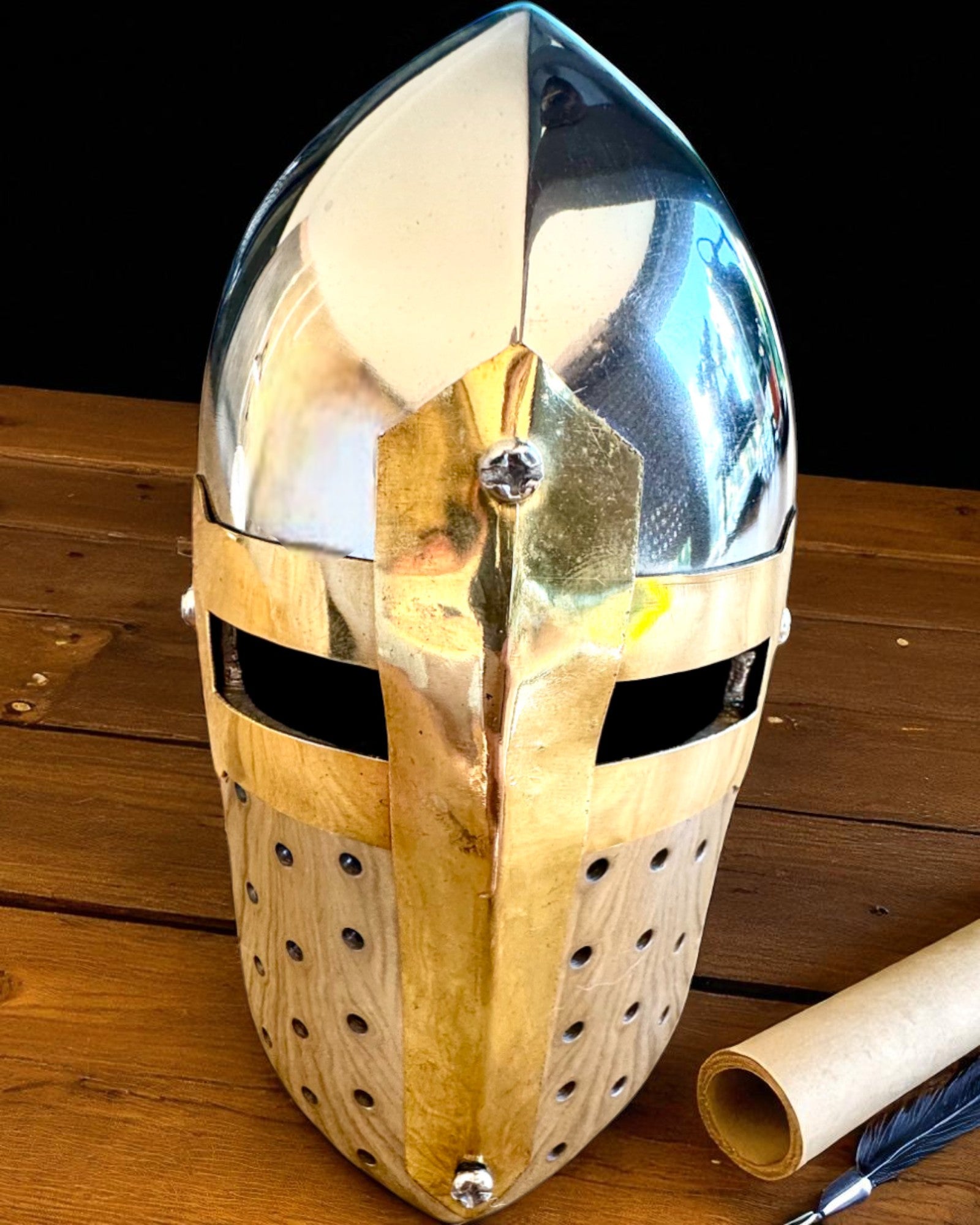 Mini helma rytíře „Guardian” z mosazi – ručně vyrobená, 12 cm, možnost personalizace gravírováním jako dárek