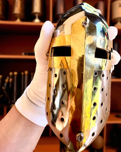 Mini helma rytíře „Guardian” z mosazi – ručně vyrobená, 12 cm, možnost personalizace gravírováním jako dárek