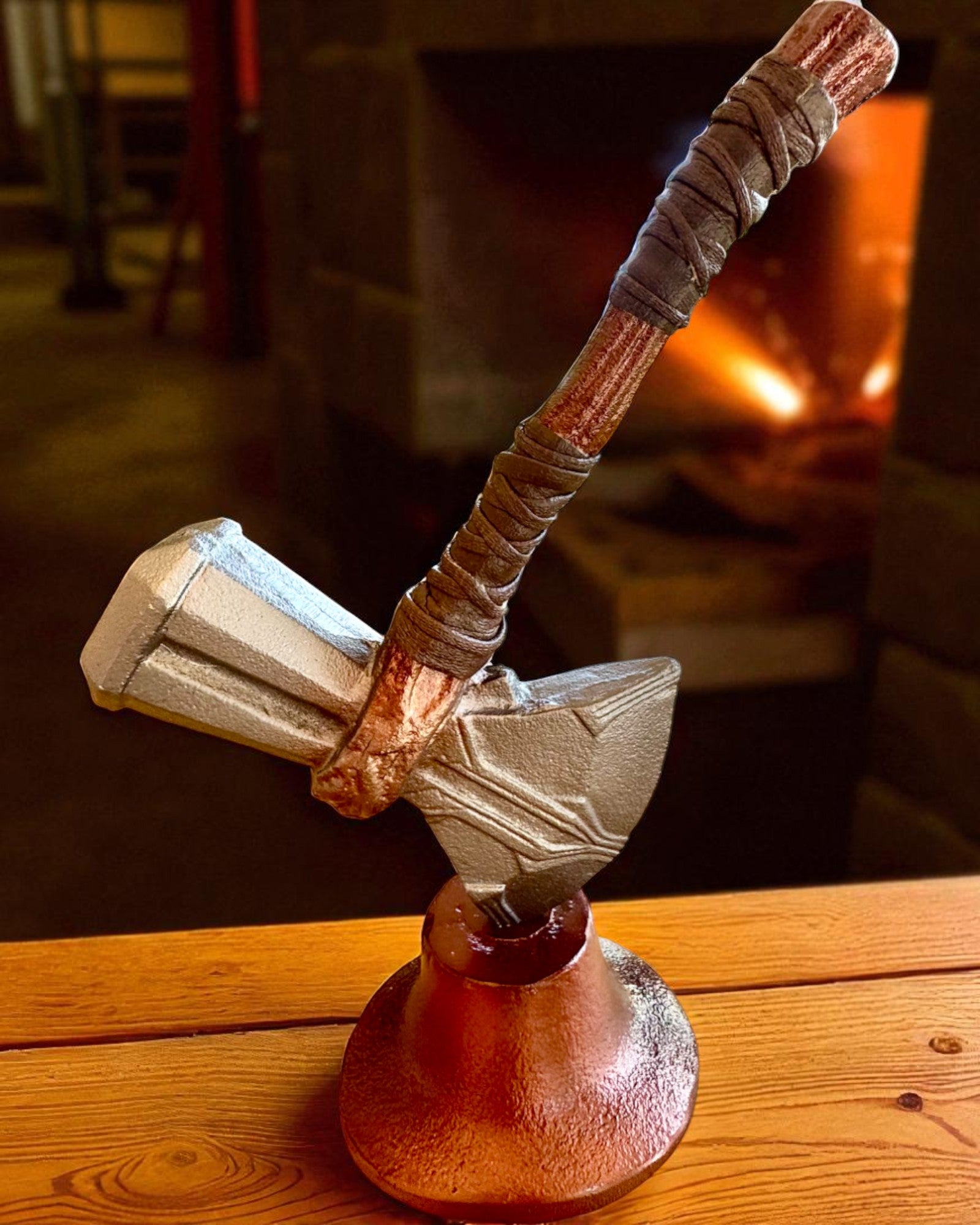 Storm Relic – dekorativní kladivo se základnou, 26 cm, ručně vyrobené, možnost personalizace gravírováním jako dárek
