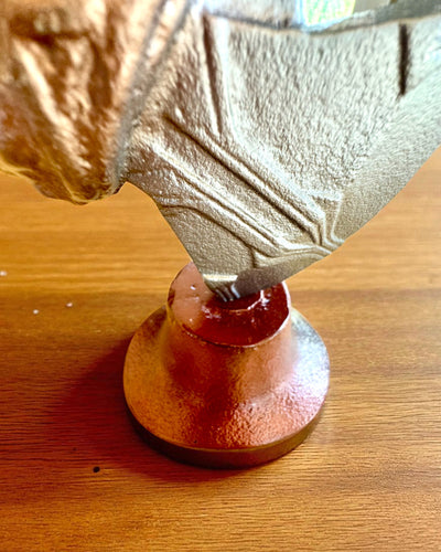 Storm Relic – dekorativní kladivo se základnou, 26 cm, ručně vyrobené, možnost personalizace gravírováním jako dárek