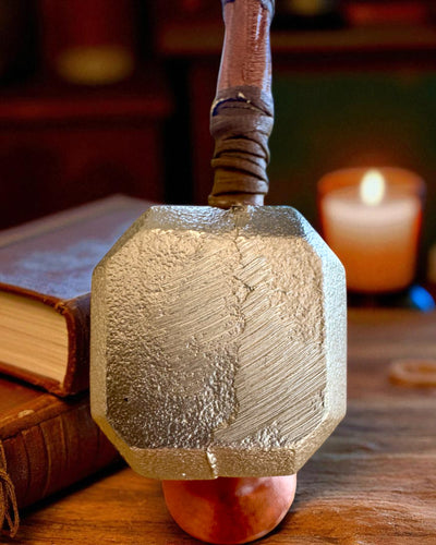 Storm Relic – dekorativní kladivo se základnou, 26 cm, ručně vyrobené, možnost personalizace gravírováním jako dárek