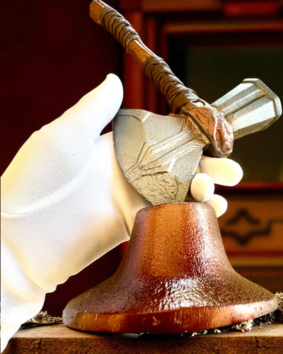 Storm Relic – dekorativní kladivo se základnou, 26 cm, ručně vyrobené, možnost personalizace gravírováním jako dárek