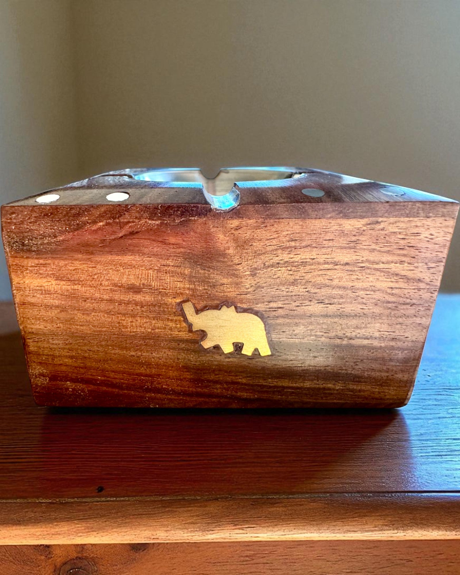 Rhino – Ručně vyrobená popelník ze dřeva Shisham a mosazi, 11 cm šířka, možnost personalizace gravírováním