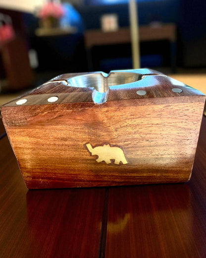 Rhino – Ručně vyrobená popelník ze dřeva Shisham a mosazi, 11 cm šířka, možnost personalizace gravírováním