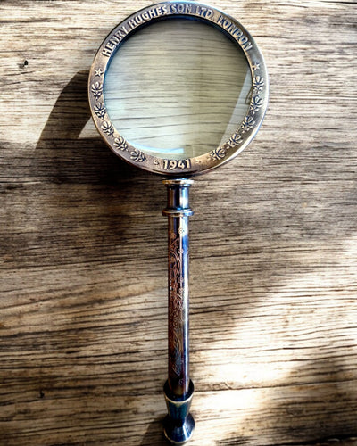 Mosazná lupa Navigator 1941 s koženým pouzdrem – ručně vyrobená, prémiová, možnost personalizace jako dárek