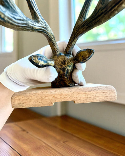 Wieszak z mosiądzu Jeleń Strażnik, ręcznie wykonany,  możliwość personalizacji grawerem na drewnie