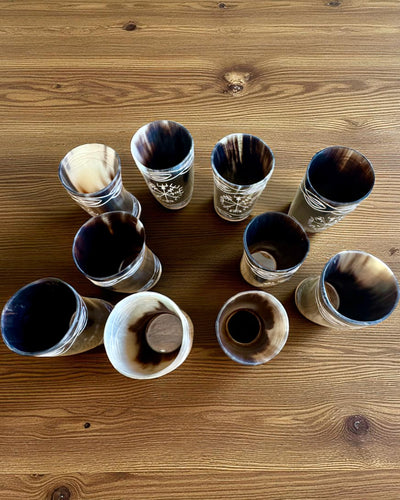 Valknut Ručně vyrobený malý hrnek z rohu buvola s nordickými symboly, možnost personalizace na dárek gravírováním