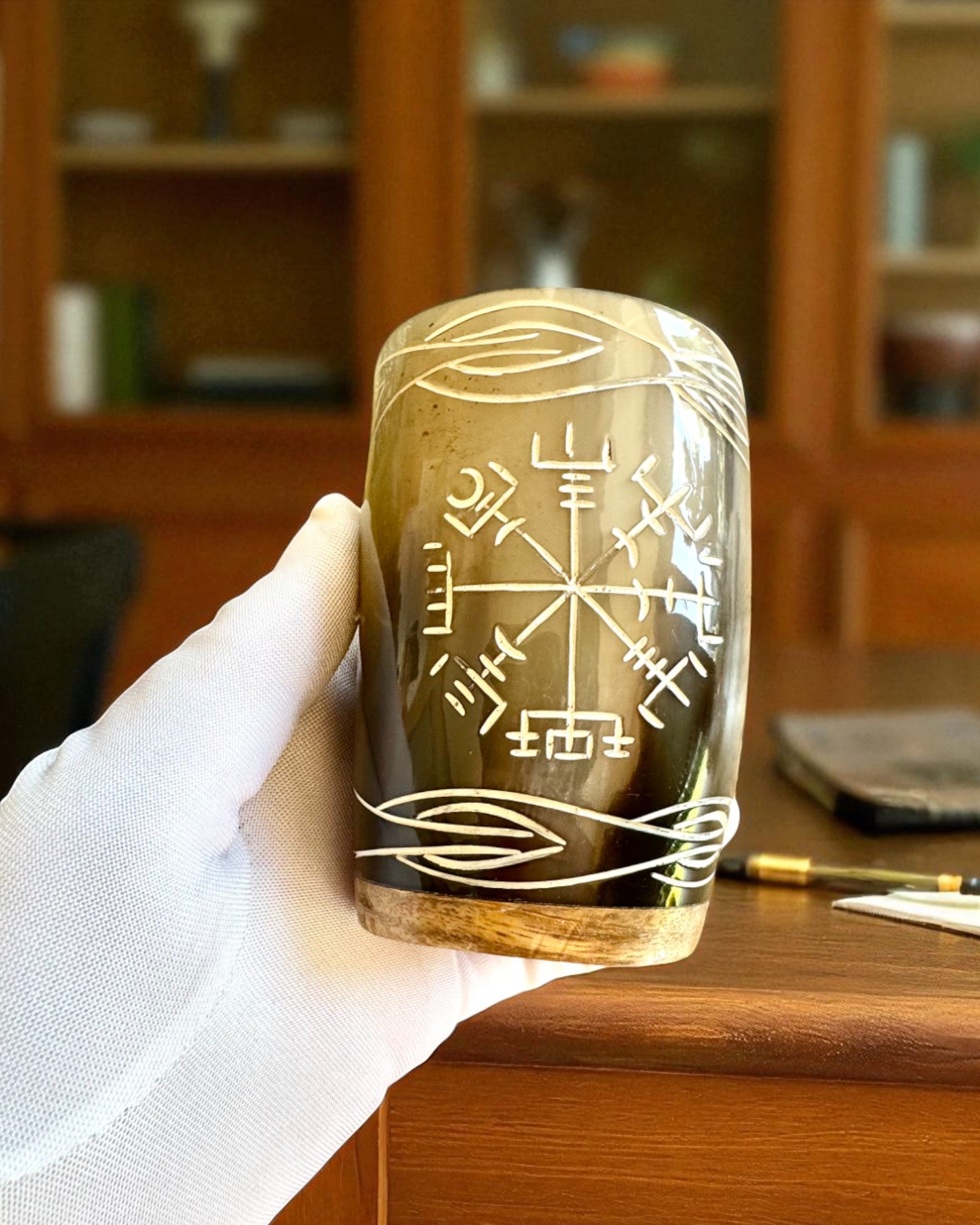 Valknut Ručně vyrobený malý hrnek z rohu buvola s nordickými symboly, možnost personalizace na dárek gravírováním
