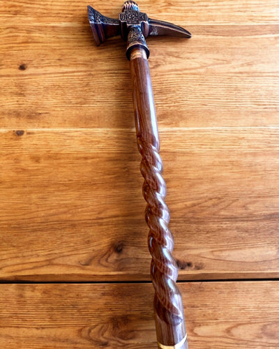 Vycházková hůl – VIKING s hlavicí ve tvaru válečného kladiva, možnost personalizace gravírováním jako dárek