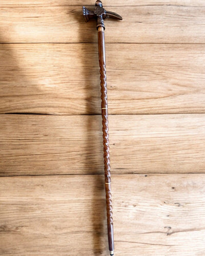 Vycházková hůl – VIKING s hlavicí ve tvaru válečného kladiva, možnost personalizace gravírováním jako dárek