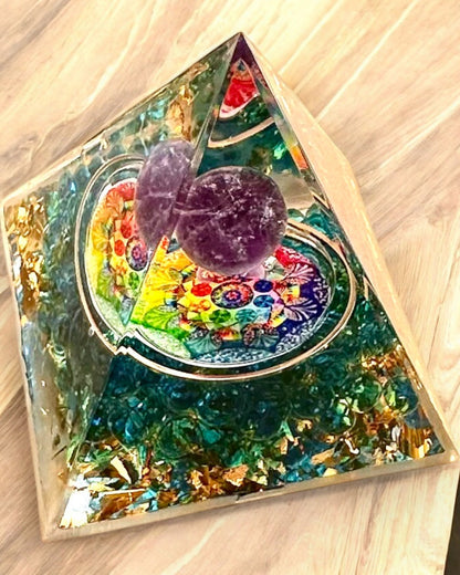 Orgonitová energetická pyramida "Mystic Aura"