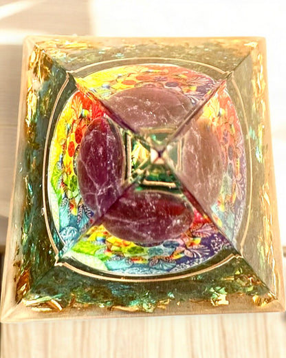 Orgonitová energetická pyramida "Mystic Aura"