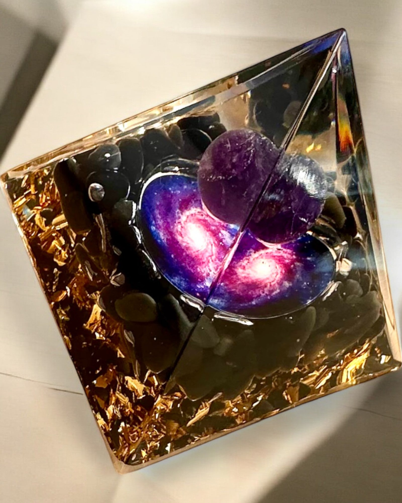 Pyramida Energetická orgonitová Kosmické Energie - Amulet s Ametystem a Třískami