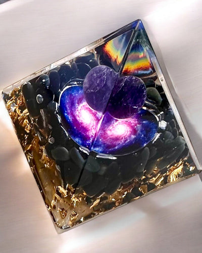Pyramida Energetická orgonitová Kosmické Energie - Amulet s Ametystem a Třískami