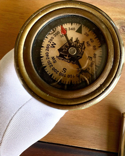 Hůl Navigátor 2.0 s kompasem a skrytou dalekohledem, možnost personalizace gravírováním jako dárek