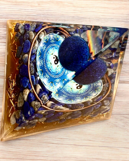 Orgonitová energetická pyramida "Zenith" s Lapis Lazuli, ideální jako dárek