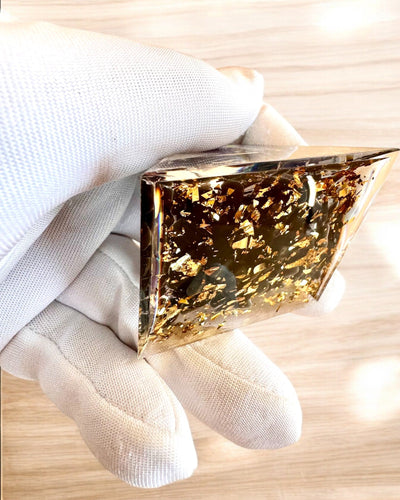 Pyramida Energetická orgonitová Kosmické Energie - Amulet s Ametystem a Třískami