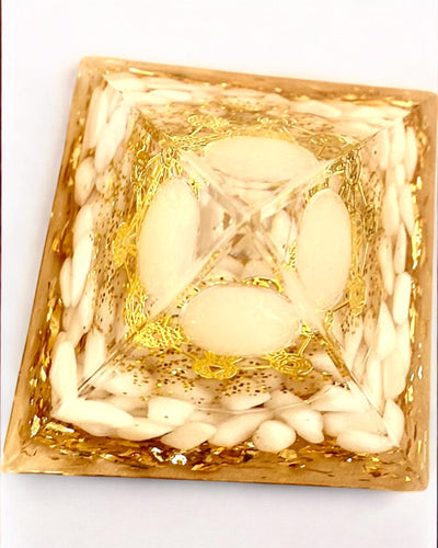 Orgonitová energetická pyramida s bílými kameny - "Golden Harmony", ideální jako dárek