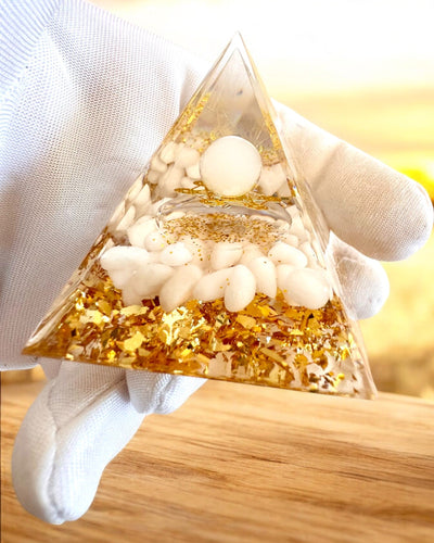 Orgonitová energetická pyramida s bílými kameny - "Golden Harmony", ideální jako dárek