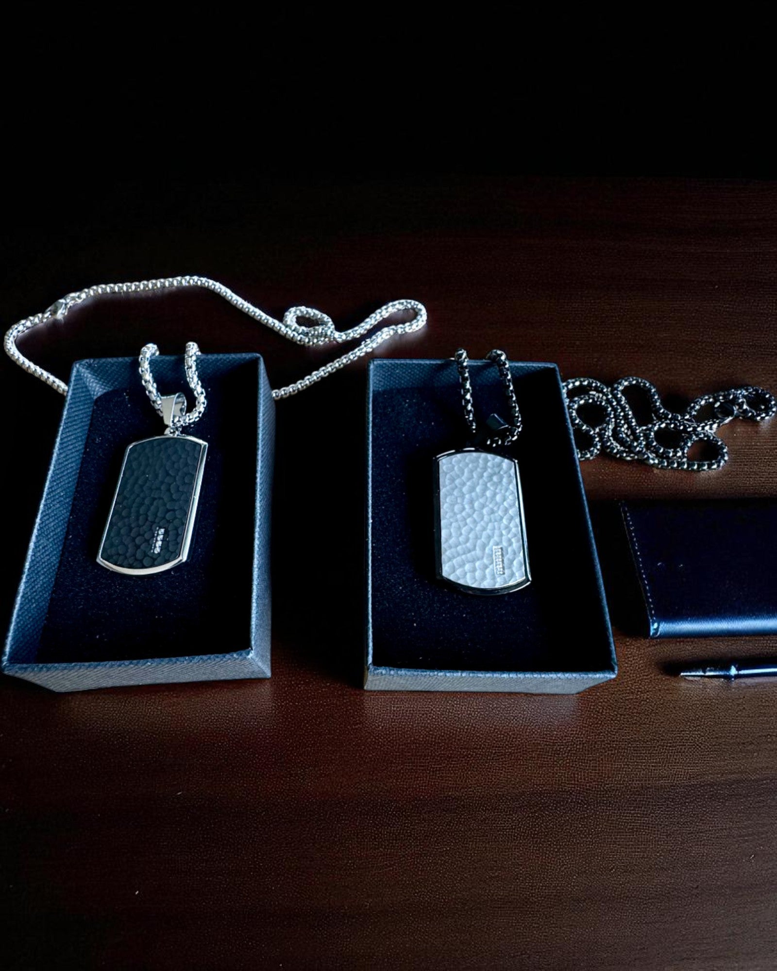 Pánský náhrdelník Dog Tag „SteelVision” – nerezová ocel, 15 variant, personalizace gravírováním