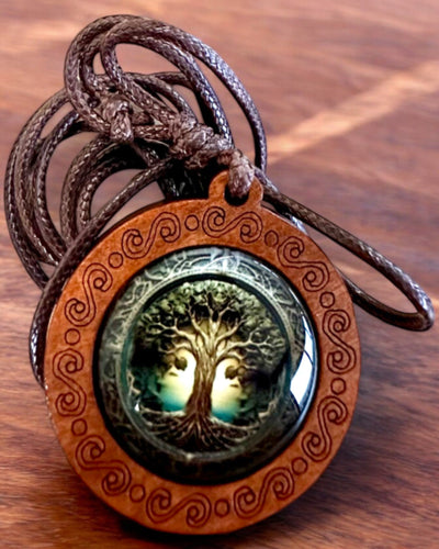 Amulet Života "Strom Předků" - Ručně Vyrobený Náhrdelník ze Dřeva a Skla, možnost personalizace gravírováním jako dárek