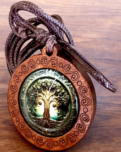 Amulet Życia "Drzewo Przodków" - Ręcznie Wykonany Naszyjnik z Drewna i Szkła, możliwość personalizacji grawerem na prezent