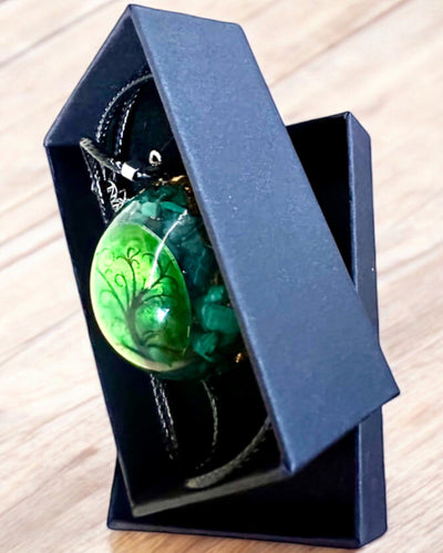 "Malachitový Amulet Života" - náhrdelník s možností personalizace gravírováním jako dárek