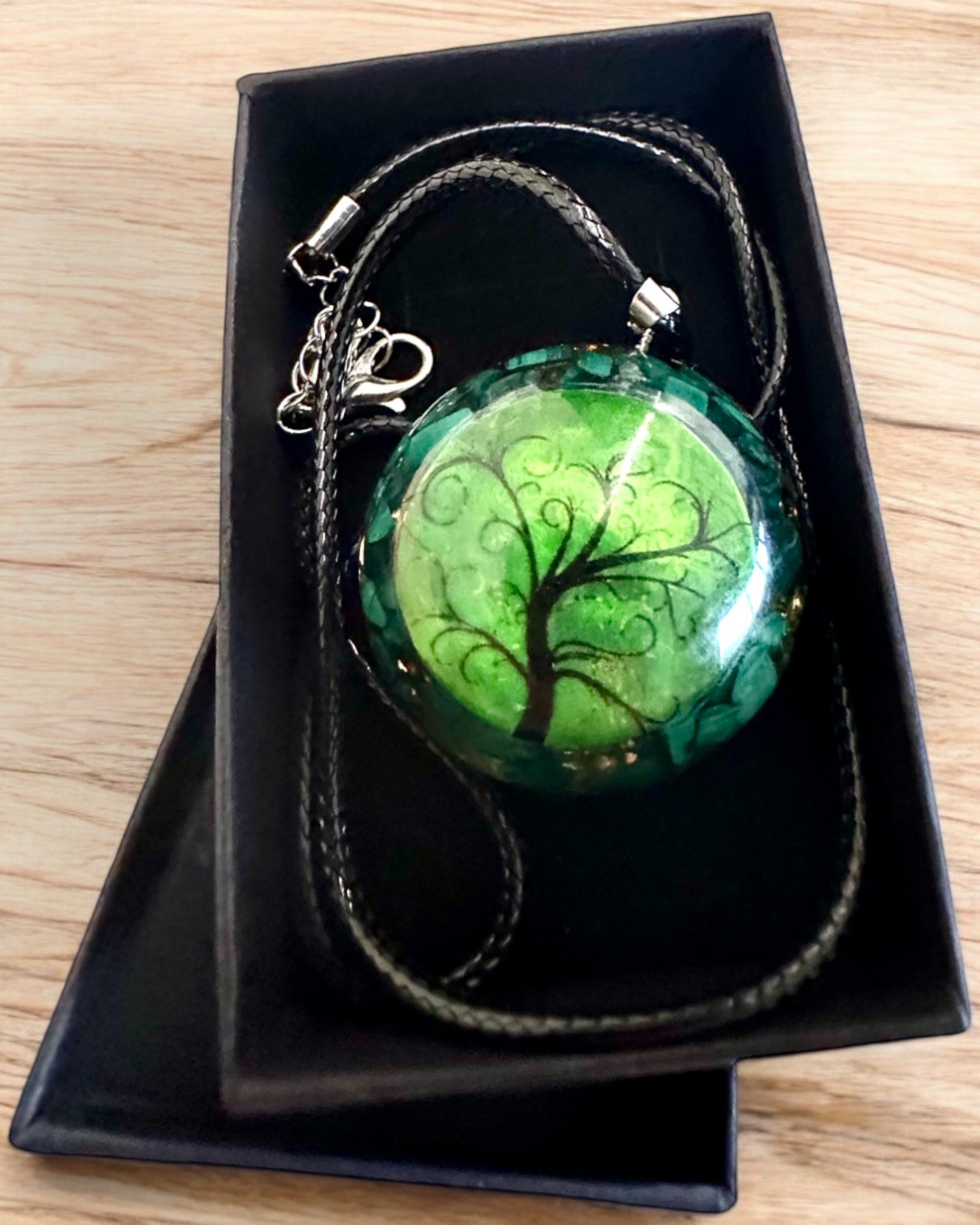"Malachitový Amulet Života" - náhrdelník s možností personalizace gravírováním jako dárek