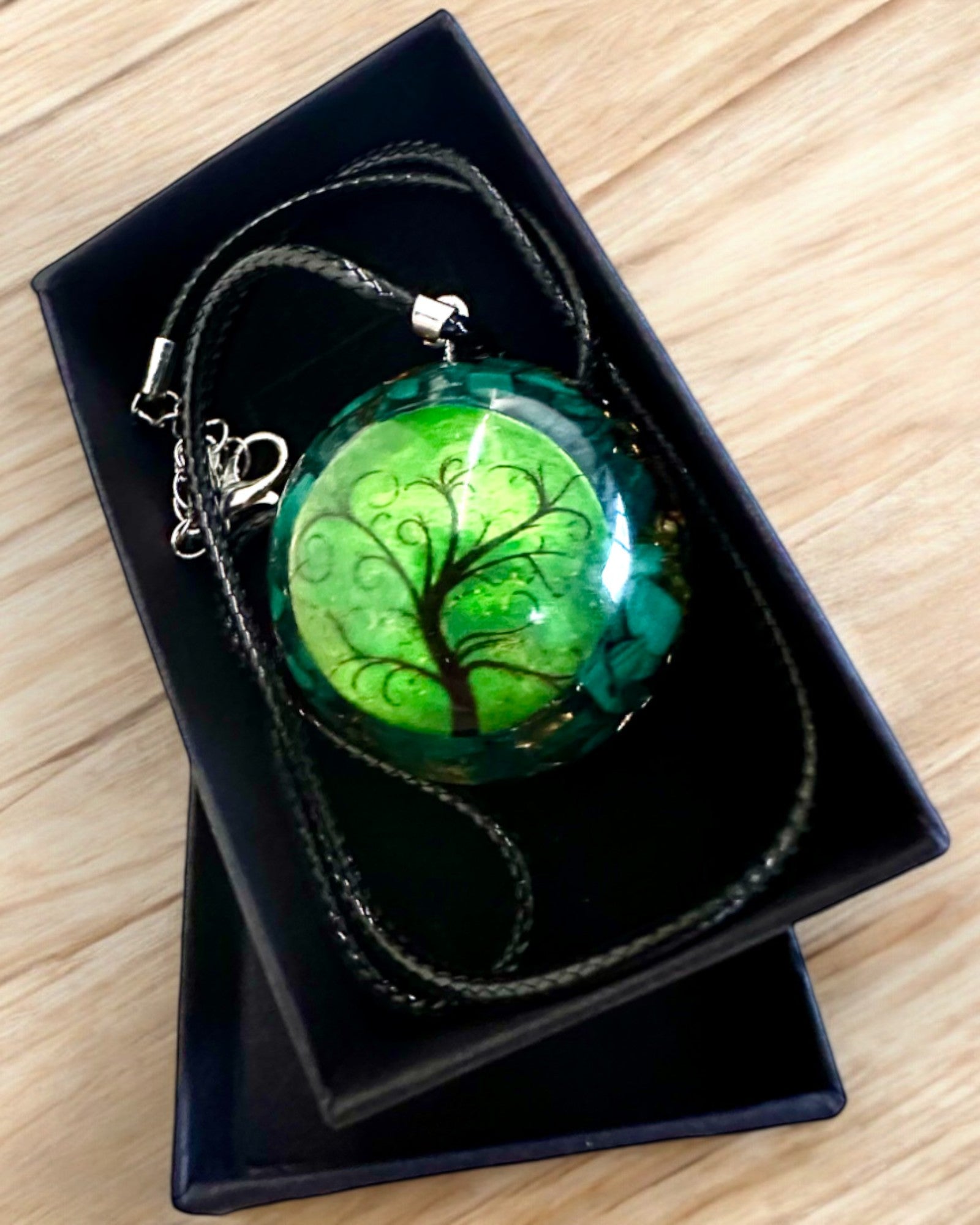 "Malachitový Amulet Života" - náhrdelník s možností personalizace gravírováním jako dárek