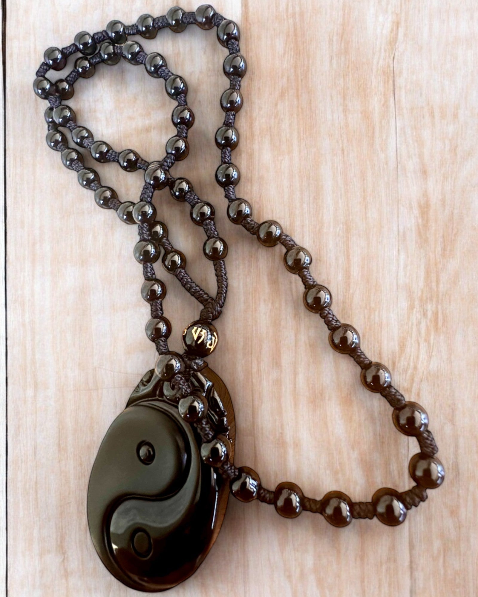 Obsidianový amulet Yin Yang s gravírováním - Harmonie a ochrana, personalizace gravírováním jako dárek