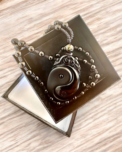 Obsidianový amulet Yin Yang s gravírováním - Harmonie a ochrana, personalizace gravírováním jako dárek