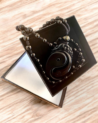Obsidianový amulet Yin Yang s gravírováním - Harmonie a ochrana, personalizace gravírováním jako dárek