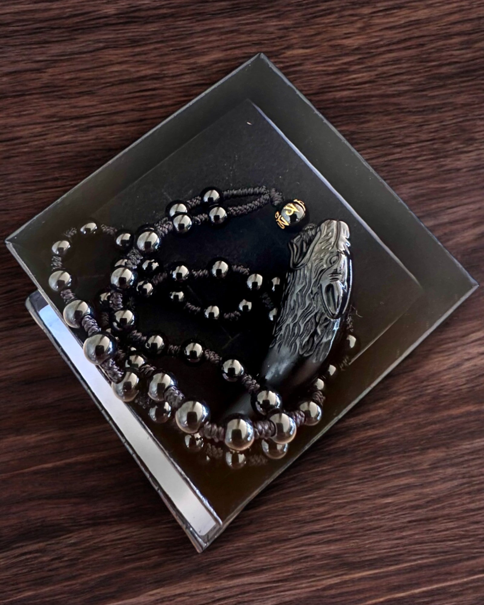 Jadeitový Vlčí Zub - Amulet Síly a Ochrany, možnost personalizace gravírováním jako dárek