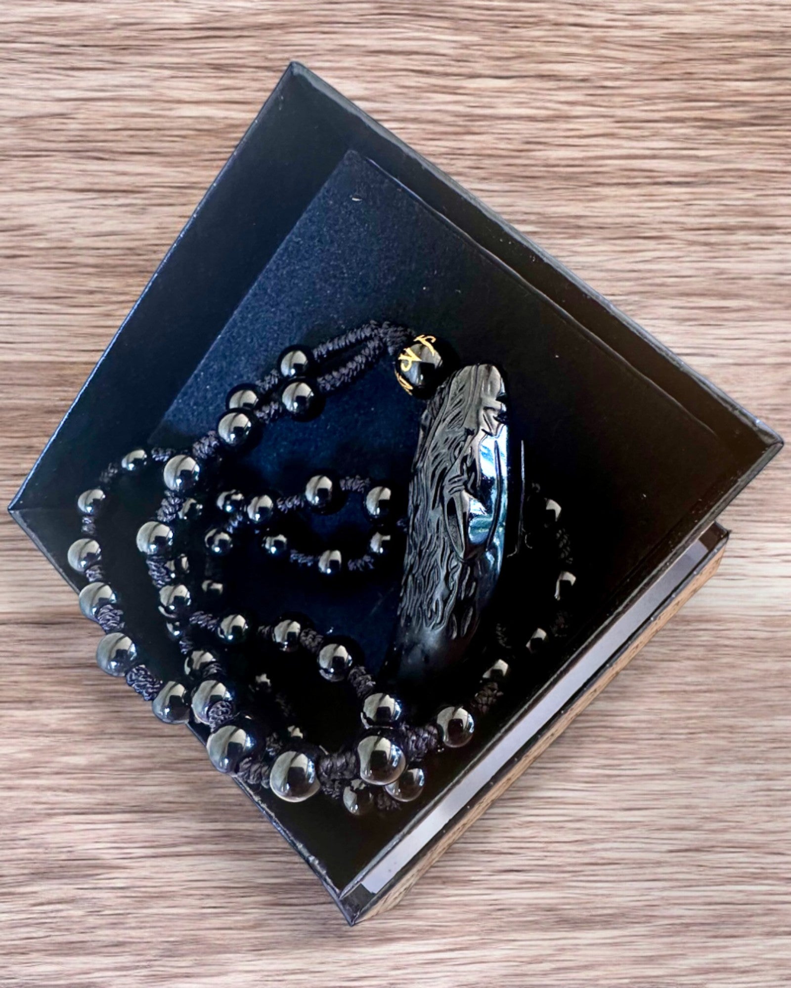 Jadeitový Vlčí Zub - Amulet Síly a Ochrany, možnost personalizace gravírováním jako dárek