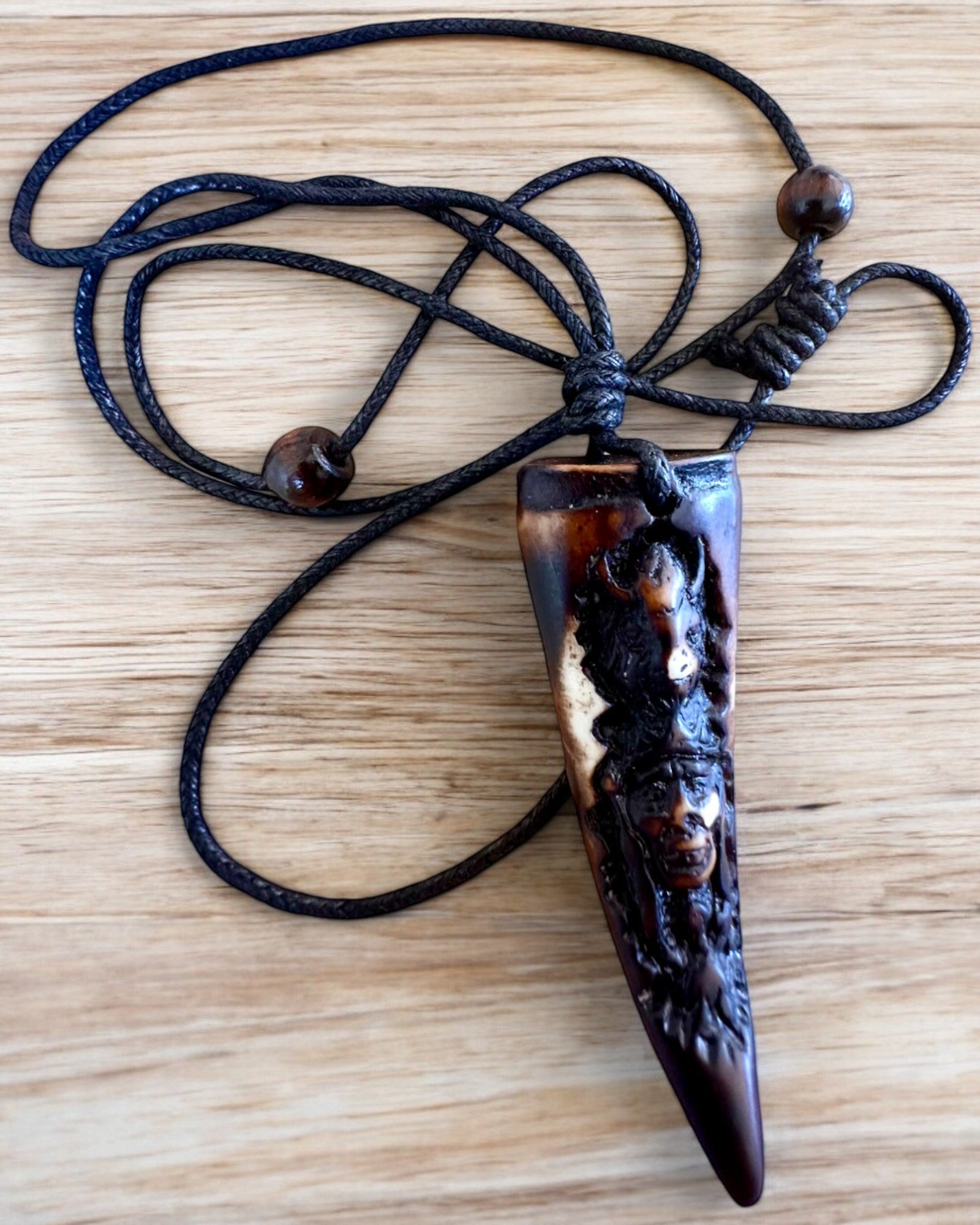 Náhrdelník Vlčí Tesák, amulet z pryskyřice - Mystická Síla Přírody, možnost personalizace gravírováním jako dárek