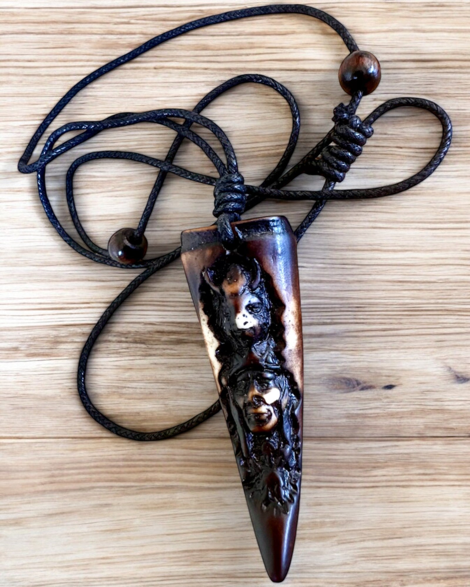 Náhrdelník Vlčí Tesák, amulet z pryskyřice - Mystická Síla Přírody, možnost personalizace gravírováním jako dárek
